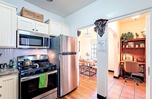 Sam Hughes Maison | Historic 3BD/2BA Bungalow Steps From the UA w/ Yard - Low Summer Rates! 🏡