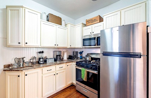 Sam Hughes Maison | Historic 3BD/2BA Bungalow Steps From the UA w/ Yard - Low Summer Rates! 🏡