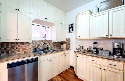 Sam Hughes Maison | Historic 3BD/2BA Bungalow Steps From the UA w/ Yard - Low Summer Rates! 🏡