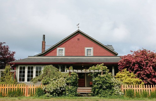 Seaview Maison | Historic 5 Bdrm Home w/ Hot Tub Sleeps 10
