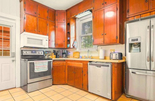 Springfield Maison | Historic Bungalow: For Groups & Families Sleeps 11