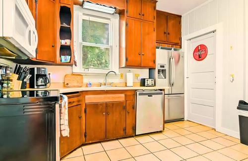 Springfield Maison | Historic Bungalow: For Groups & Families Sleeps 11