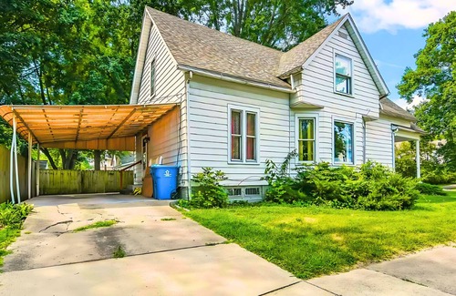 Springfield Maison | Historic Bungalow: For Groups & Families Sleeps 11