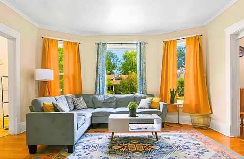 Springfield Maison | Historic Bungalow: For Groups & Families Sleeps 11