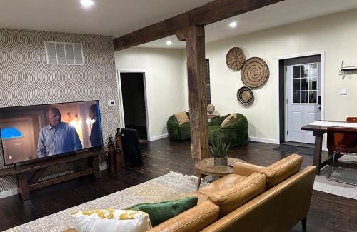 The Gate Maison | Historic Carriage House Near Attractions