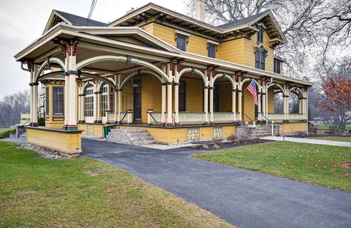 Chambersburg Maison | Historic Chambersburg Home w/ Pool + Game Rooms!