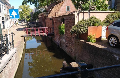 Gouda Appartement | historic city apartment with private parking