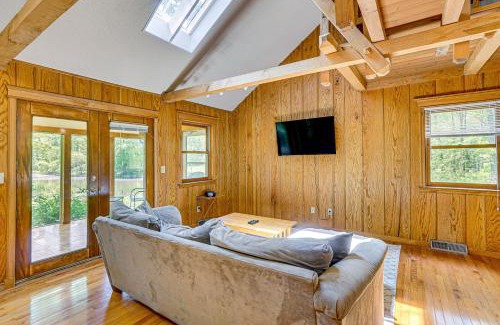 Rucker Maison | Historic Clark Cabin with Deck and Fishing Pond Access