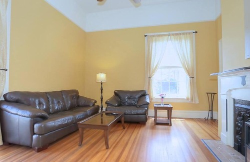 Court House Hill Appartement | Historic Comfort Atop Downtown - The Aurora Suite