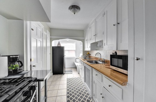 Shaker Heights Appartement | Historic District 2BR on 1st Floor near Cleveland Clinic ~ Family Friendly ~Safe