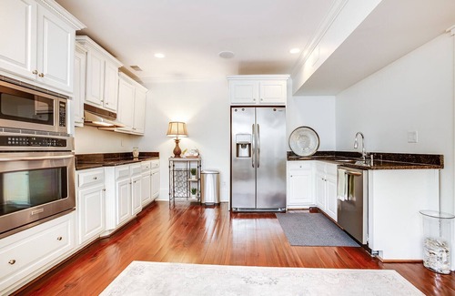 South of Broad Copropriété | Historic District: Pet Friendly 2BR/2BA Near Battery w/ Parking