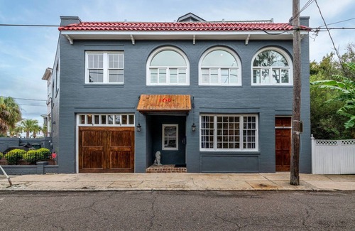 South of Broad Copropriété | Historic District: Pet Friendly 2BR/2BA Near Battery w/ Parking