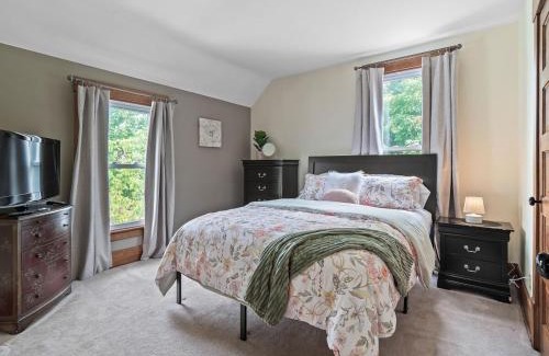 Bedford Maison | Historic District w Fully Stocked Kitchen and Sleeps 6