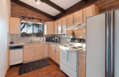 Casas Adobes Maison | Historic Estate | Mnt Views | Pool | W/Guest House