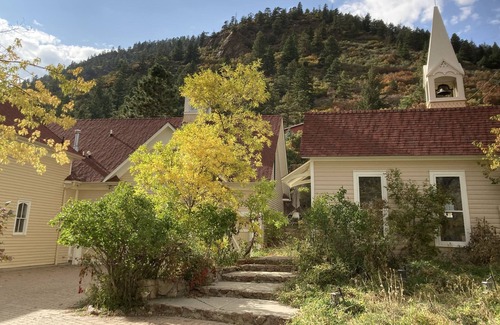 Palmer Lake Maison | Historic Estemere Mansion Carriage House! Perfect for reunions and events!