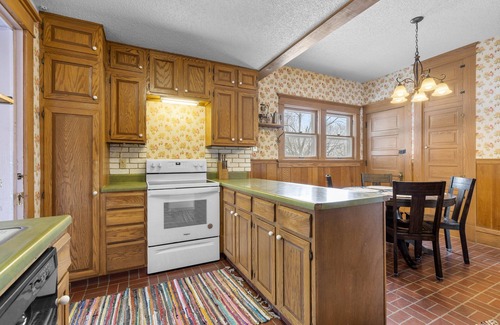 Marion Maison | Historic farmhouse on an acreage in Marion