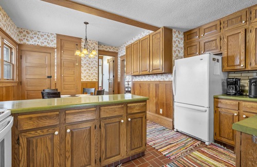 Marion Maison | Historic farmhouse on an acreage in Marion