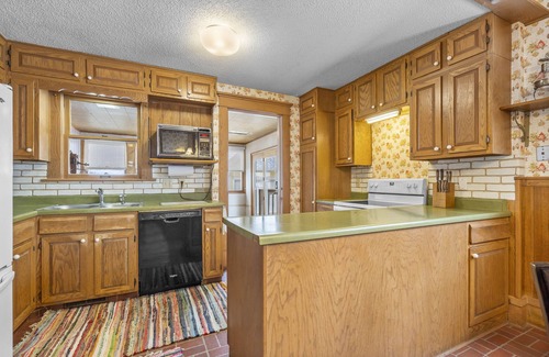 Marion Maison | Historic farmhouse on an acreage in Marion