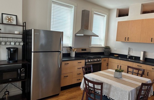 Brighton Park Appartement | Historic feel, Modern comfort Walk to parks and food in beautiful Chicago