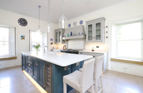 Claverton Maison | Historic Georgian villa, 7 spacious bedrooms, tennis court and minutes from Bath