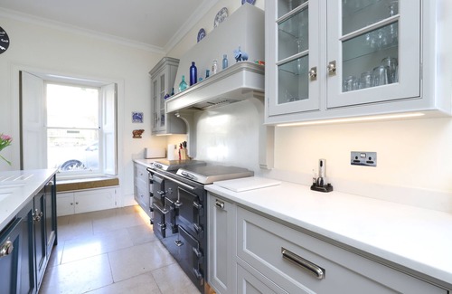 Claverton Maison | Historic Georgian villa, 7 spacious bedrooms, tennis court and minutes from Bath
