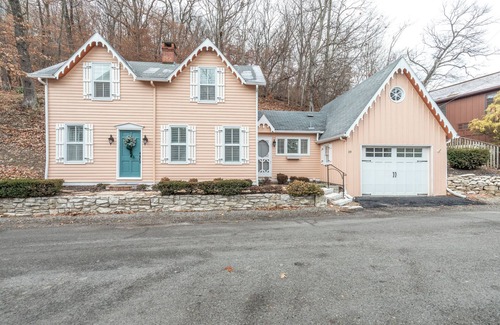 Mitchell Maison | Historic Haven off the River Road