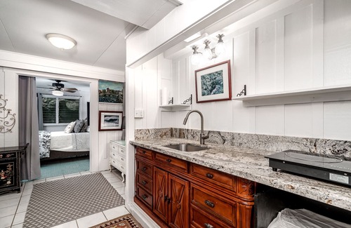 Liliha - Kapalama Maison | Art Deco Spacious 4/4 Hillside Home - 90 day minimum