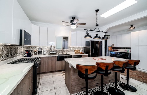 Liliha - Kapalama Maison | Art Deco Spacious 4/4 Hillside Home - 90 day minimum