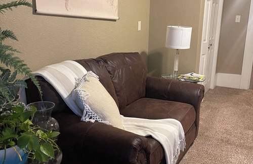 Highland Historic District Maison | Historic home near Military Base/Colleges & 10 min to LA Boardwalk/sleeps 16-18.