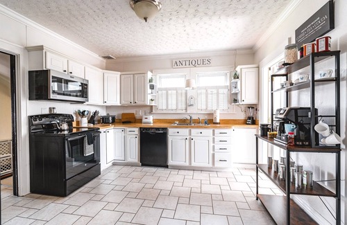Summerlee Maison | Historic home. New River Gorge + Firepit +Gameroom, sleeps 10