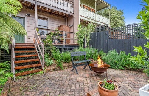 Glebe Maison | Historic Home with Views. Close to City Sleeps 6.