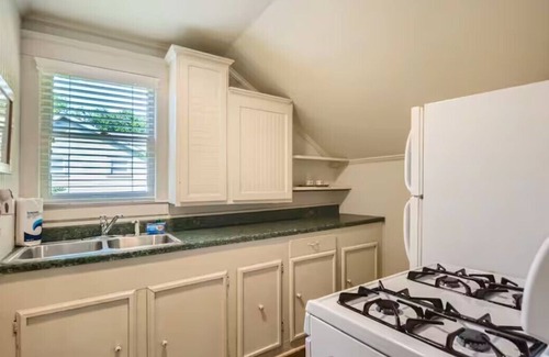 Old East Dallas Maison | Historic Junius:4 rooms + 2 Casitas