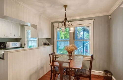 Old East Dallas Maison | Historic Junius:4 rooms + 2 Casitas