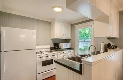 Old East Dallas Maison | Historic Junius:4 rooms + 2 Casitas