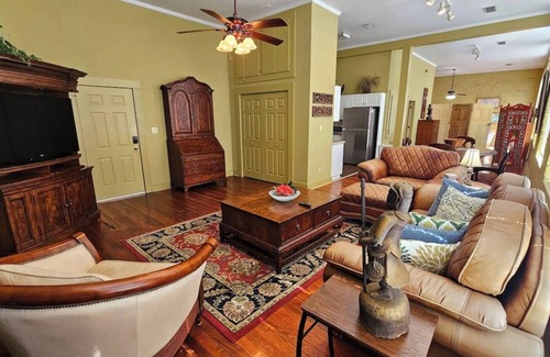 Mayhew Maison | Historic Loft Downtown Walk to the Best Shops