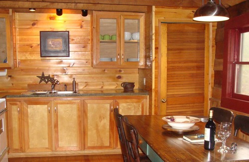Lexington Cabine | Homesteaders Cabin-Cabane-Salle de bain privée séparée-Confort-Vue sur le bois