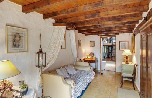 Saint-Laurent-des-Mortiers Maison | Historic Loire Hideaway