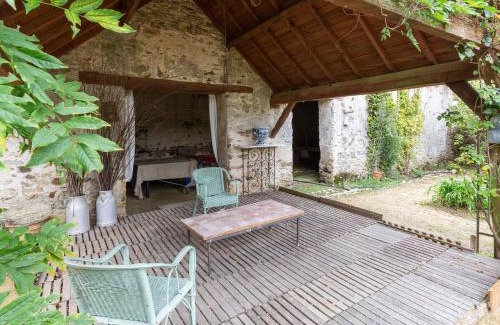 Saint-Laurent-des-Mortiers Maison | Historic Loire Hideaway
