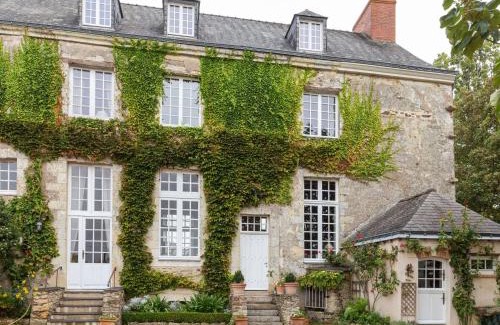 Saint-Laurent-des-Mortiers Maison | Historic Loire Hideaway