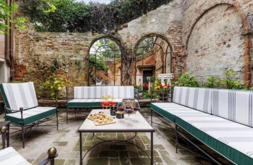 San Polo Appartement | HISTORIC LUXURY MANSION IN DORSODURO & ICONIC ART COLLECTION, WATERFRONT VIEWS