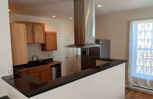Windsor Appartement | Historic Main Street, appartement privé de 2 chambres avec vues et commodités.