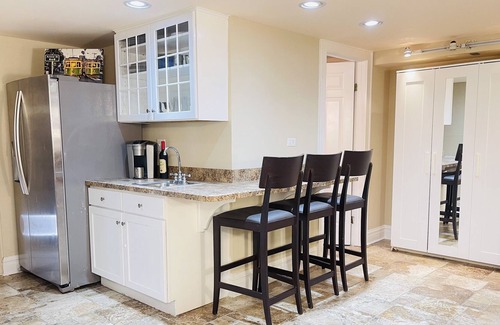 Downers Grove Appartement | Historic Majestic Tudor - Corporate Executive suite