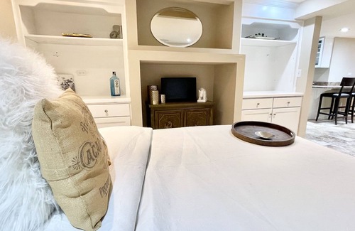 Downers Grove Appartement | Historic Majestic Tudor - Corporate Executive suite
