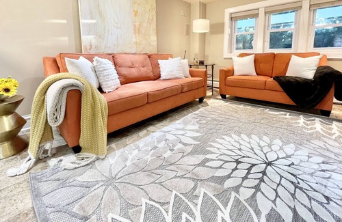 Downers Grove Appartement | Historic Majestic Tudor - Corporate Executive suite