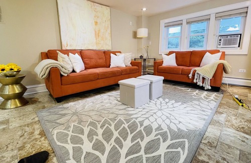 Downers Grove Appartement | Historic Majestic Tudor - Corporate Executive suite
