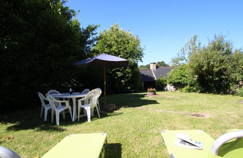 Orglandes Cottage | Charmant Manoir avec Jardin Clos, Cheminée, et Proche Plages du Débarquement