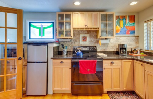 Mapleton Cottage | Historic Mapleton Cottage w/ River Views & Hot Tub