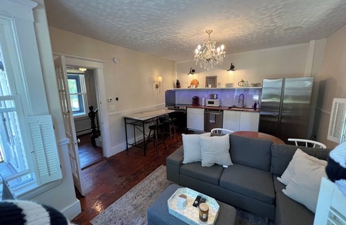 South Berwick Maison | Historic Newly Renovated 3-bedroom Townhome with WiFi, AC Downtown South Berwick