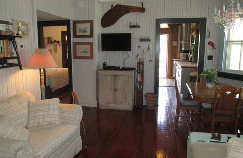 Savannah Beach Maison | Cottage Tybee surélevé historique, très cool, confortable et oh tellement Tybee!