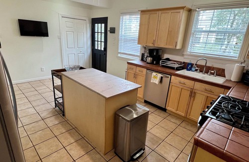 Caddo Heights-South Highlands Maison | Historic S. Highlands Charming Cottage by Betty Virginia Park!